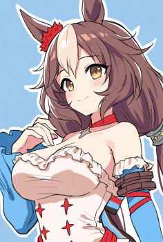 1girl animal_ears bare_shoulders blue_sleeves blush breasts brown_hair choker closed_mouth collarbone detached_sleeves dress hair_between_eyes hair_ornament horse_ears horse_girl large_breasts long_hair looking_at_viewer low_twintails mauve multicolored_hair red_choker red_scrunchie scrunchie simple_background smile solo twintails umamusume upper_body white_dress yamanin_zephyr_(fluttertail_spirit)_(umamusume) yamanin_zephyr_(umamusume)