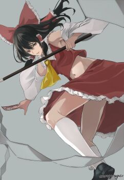 1girl absurdres ascot between_fingers black_hair black_shoes bow brown_eyes collar commentary_request detached_sleeves foot_out_of_frame frilled_bow frilled_hair_tubes frilled_shirt_collar frills from_below gohei grey_background hair_bow hair_tubes hakurei_reimu highres holding holding_gohei long_hair midriff nagato_tsumugu navel ofuda ofuda_between_fingers parted_lips red_bow red_shirt red_skirt shirt shoes signature skirt socks solo thighs touhou white_collar white_sleeves white_socks yellow_ascot