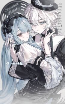 2girls absurdres artist_name black_dress black_hairband black_hat blue_hair closed_mouth crossed_bangs dress green_eyes hair_between_eyes hairband hat highres juliet_sleeves long_hair long_sleeves multiple_girls original puffy_sleeves red_eyes shirt short_hair upper_body white_hair white_shirt xiao_xia_pin_pan