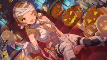 1girl bandaged_hand black_thighhighs blonde_hair breasts card_commentary commentary_request dutch_angle earrings fingernails game_asset halloween holding idolmaster idolmaster_million_live! idolmaster_million_live!_theater_days jack-o'-lantern jewelry long_hair looking_at_viewer momose_rio mummy_costume navel official_art one_eye_closed open_mouth pumpkin red_eyes sitting sitting_on_stairs smile solo stairs thighhighs third-party_source