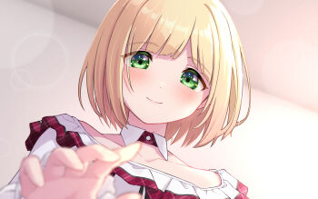 1boy blonde_hair blurry blurry_background collarbone commentary_request depth_of_field detached_collar frills green_eyes highres male_focus nanabiko_34 nijisanji short_hair smile solo suzuya_aki suzuya_aki_(1st_costume) trap upper_body virtual_youtuber