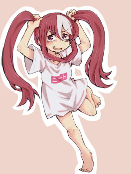 1girl bags_under_eyes blush breasts commentary cosplay full_body hair_between_eyes hashtag-only_commentary highres holding holding_own_hair long_hair looking_at_viewer made_in_abyss medium_breasts multicolored_hair onii-chan_wa_oshimai! open_mouth orange_background outline oyama_mahiro oyama_mahiro_(cosplay) red_eyes red_hair shirt solo standing standing_on_one_leg streaked_hair twintails two-tone_hair v-shaped_eyebrows vueko white_outline white_shirt ximu_shilang