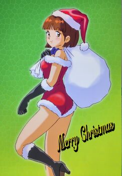 1girl black_boots black_gloves blue_bow blue_bowtie blunt_bangs boots bow bowtie brown_eyes brown_hair christmas closed_mouth commentary_request detached_collar foot_out_of_frame from_side fur-trimmed_boots fur-trimmed_gloves fur-trimmed_headwear fur-trimmed_leotard fur_trim genji_tsuushin_agedama gloves green_background hand_up hat high_heel_boots high_heels highres holding holding_sack kirara_hitomi leotard looking_at_viewer looking_to_the_side merry_christmas mizutani_kenta red_hat red_leotard sack santa_costume santa_hat short_hair smile solo standing thighs turning_head