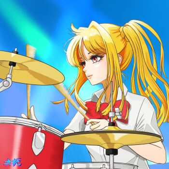 1girl aged_up blonde_hair blue_background bocchi_the_rock! bow bowtie closed_mouth collared_shirt commentary dress_shirt drum drum_set highres ijichi_nijika instrument long_hair playing_drum red_bow red_bowtie red_eyes shirt side_ponytail sidelocks smear_frame solo tomoyaku white_shirt