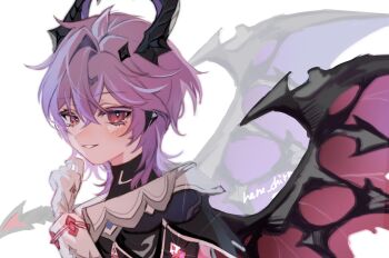 1boy artist_name black_capelet black_horns black_shirt blush capelet colored_eyelashes commentary crossed_bangs dragon_boy dragon_horns dragon_tail dragon_wings durin_(genshin_impact) eyelashes genshin_impact gloves hair_between_eyes hand_up highres horns long_sleeves looking_at_viewer male_focus medium_hair nene_chiru parted_lips purple_hair red_eyes shirt signature simple_background single_hair_intake sleeve_cuffs smile solo symbol-only_commentary tail upper_body white_background white_gloves wings