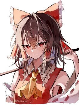 1girl ascot blush bow breasts brown_hair closed_mouth commentary detached_sleeves frilled_bow frilled_hair_tubes frills gohei hair_bow hair_tubes hakurei_reimu highres holding holding_gohei long_hair looking_at_viewer medium_breasts nekoneko_1225 red_bow red_eyes ribbon-trimmed_sleeves ribbon_trim sideboob solo touhou twitter_username upper_body yellow_ascot