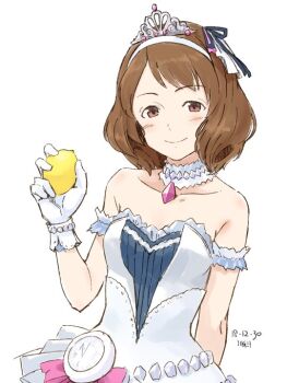 1girl arm_behind_back armband brown_eyes brown_hair clock collarbone dated dress gloves holding_lemon idolmaster idolmaster_cinderella_girls idolmaster_cinderella_girls_starlight_stage kawashina_(momen_silicon) looking_at_viewer medium_hair nagatomi_hasumi simple_background smile solo strapless strapless_dress tiara white_armband white_background white_dress white_gloves