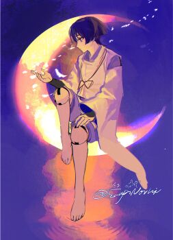 1boy armor barefoot black_eyes black_hair blunt_ends closed_mouth clothing_cutout cnorkie crescent doll_joints falling_feathers feathers genshin_impact hand_on_own_thigh hand_up highres japanese_armor japanese_clothes joints kariginu kimono knee_up kote kurokote layered_sleeves looking_to_the_side male_focus night night_sky open_hand outdoors purple_kimono purple_shorts purple_sky purple_sleeves ripples scaramouche_(genshin_impact) scaramouche_(kabukimono)_(genshin_impact) shorts shoulder_cutout signature sitting sky solo string toes tsurime twitter_username white_feathers white_sleeves wide_sleeves wispy_bangs