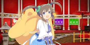 1girl :d animal_bag architecture armor bamboo_fence blue_eyes blue_hakama blunt_bangs blush bookshelf breasts brown_hair clothing_cutout east_asian_architecture fang fence flower frilled_kimono frills fusuma gessen_academy_school_uniform green_hair_ornament hair_between_eyes hair_ornament hairband hakama highres hip_vent japanese_armor japanese_clothes kimono kote large_breasts looking_at_viewer minori_(senran_kagura) moss muneate official_alternate_costume official_art oil-paper_umbrella open_mouth oversized_backpack plant pond potted_plant red_umbrella ring_hair_ornament rock school_emblem school_uniform senran_kagura senran_kagura_new_link senran_kagura_shinovi_versus sidelocks sliding_doors smile solo stone_lantern translation_request twintails umbrella water white_hairband white_kimono yellow_flower