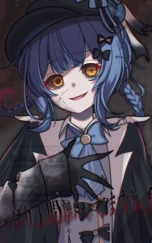 1girl black_bow black_capelet black_hands black_hat black_sclera blue_hair blue_necktie bow braid braided_hair_rings capelet colored_extremities colored_sclera commentary_request cracked_skin deerstalker grey_background hair_bow hair_rings hand_on_own_chest hat highres long_sleeves looking_at_viewer mahou_shoujo_no_majo_saiban mismatched_pupils necktie open_mouth short_hair smile solo spoilers tachibana_sherry translation_request upper_body witch_(manosaba) yellow_eyes yokuto