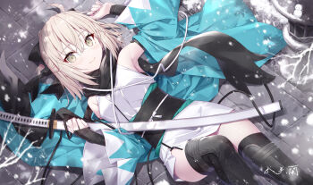 1girl ahoge arm_guards bare_shoulders black_bow blonde_hair bow breasts commentary_request detached_sleeves fate/grand_order fate_(series) gabiran hair_bow half_updo haori highres japanese_clothes katana kimono large_breasts long_sleeves looking_at_viewer lying obi off_shoulder okita_souji_(fate) okita_souji_(third_ascension)_(fate) on_back sash short_hair short_kimono sleeveless sleeveless_kimono smile solo sword thighs weapon white_kimono wide_sleeves yellow_eyes