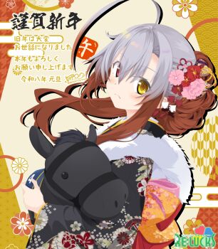 1girl ahoge black_kimono brown_background brown_eyes brown_hair chinese_zodiac closed_mouth commentary_request egasumi eyes_visible_through_hair floral_print flower grey_hair hair_between_eyes hair_flower hair_ornament heterochromia highres japanese_clothes kimono kisaragi_yuu_(re:lucks) long_hair looking_at_viewer multicolored_hair new_year original pink_flower print_kimono red_eyes red_flower solo stuffed_animal stuffed_horse stuffed_toy translation_request two-tone_hair year_of_the_horse