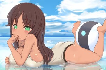 1girl alice_gear_aegis armpit_crease ass bare_shoulders barefoot blue_sky breasts brown_hair closed_mouth commentary_request dark-skinned_female dark_skin feet green_eyes highres horizon huge_breasts kaneshiya_sitara long_hair looking_at_viewer lying on_stomach oppai_loli seseragi_(star4rats) sideboob skindentation sky soles solo the_pose toes water