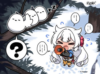 >_< 1girl ? bird black_gloves blue_shrug chibi chibi_only chinese_commentary closed_eyes commentary_request double-parted_bangs failure flower flying_sweatdrops footprints fuyuka_(stella_sora) gloves hair_flower hair_ornament holding holding_megaphone in_tree long-tailed_tit megaphone official_art open_mouth outdoors pantyhose pink_flower raised_inner_eyebrows shrug_(clothing) sleeping_animal snow solo speech_bubble spoken_question_mark standing stella_sora tit_(bird) tree white_bird white_hair yellow_pantyhose zzz