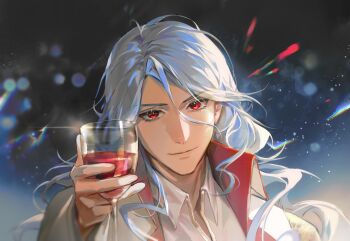1boy absurdres alcohol blurry bokeh chinese_commentary closed_mouth collared_shirt commentary_request contrast_lapels cup depth_of_field drinking_glass grey_hair hair_between_eyes hanmaodou47529 highres holding holding_cup jacket lapels lens_flare light_particles long_hair long_sleeves looking_at_viewer male_focus open_clothes open_collar open_jacket portrait red_eyes scene_reference second-party_source shirt smile solo the_great_gatsby toasting_(gesture) tou_xing_jiuyue_tian white_jacket white_shirt wine wine_glass xuan_yue_(tou_xing_jiuyue_tian)