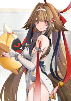 1girl bangboo_(zenless_zone_zero) bare_shoulders breasts brown_hair commentary_request cowboy_shot elbow_gloves fingernails fox_tail from_side gloves gradient_hair hair_flaps hair_intakes hair_ornament hairband highres holding konka leotard long_hair looking_at_viewer looking_to_the_side medium_breasts multicolored_hair orange_eyes parted_lips pink_nails solo tail very_long_hair white_gloves white_hairband white_leotard ye_shunguang zenless_zone_zero
