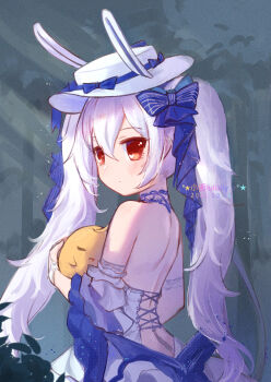 1girl animal_ears arm_strap azur_lane backless_dress backless_outfit bareback blue_ribbon cheshire_(azur_lane) cheshire_(azur_lane)_(cosplay) cheshire_(the_cat_and_the_white_steed)_(azur_lane) cosplay dated dress evening_gown fake_animal_ears from_behind hair_between_eyes hair_ribbon hat highres laffey_(azur_lane) layered_dress long_hair looking_at_viewer looking_back manjuu_(azur_lane) official_alternate_costume rabbit_ears red_eyes ribbon solo sun_hat twintails very_long_hair white_dress white_hair white_hat xiao_shi_lullaby