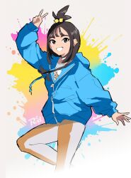 1girl arm_up blue_hoodie character_print cube_hair_ornament ear_piercing eyelashes grin hair_ornament happy highres hood hood_down hoodie leggings lida_(pokemon) long_hair long_sleeves nintendo piercing pokemon pokemon_legends:_z-a r3dfive shirt signature smile solo teeth topknot white_shirt zipper_pull_tab