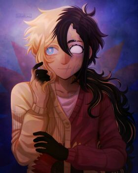 1boy alternate_universe antenna_hair artist_name basil_(faraway)_(omori) basil_(omori) black_hair blonde_hair blue_eyes blush bright_pupils closed_mouth highres long_hair long_sleeves low_ponytail male_focus multicolored_hair omori ponytail short_hair single_empty_eye smile solo split-color_hair two-tone_hair upper_body white_pupils zoewillowz