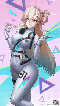 1girl aqua_hair badge belt blonde_hair bodysuit breasts colored_tips commentary_request headphones highres latex latex_bodysuit long_hair looking_at_viewer lynae_(wuthering_waves) maoge medium_breasts multicolored_hair purple_eyes skin_tight smile solo standing very_long_hair wuthering_waves