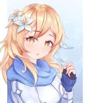 1girl alternate_costume alternate_hair_length alternate_hairstyle blue_scarf commentary english_commentary feather_hair_ornament feathers flower genshin_impact hair_between_eyes hair_flower hair_ornament highres jacket kyl490 long_hair long_sleeves looking_at_viewer lumine_(genshin_impact) multicolored_hair parted_lips scarf shirt sidelocks simple_background solo two-tone_hair white_jacket white_shirt yellow_eyes