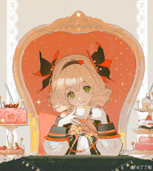 1girl blonde_hair blush cake chair chinese_commentary commentary_request cup curly_hair cynthia_ii_(silver_palace) food green_eyes highres holding holding_cup long_hair looking_at_viewer sheya_tin shirt silver_palace smile solo white_shirt