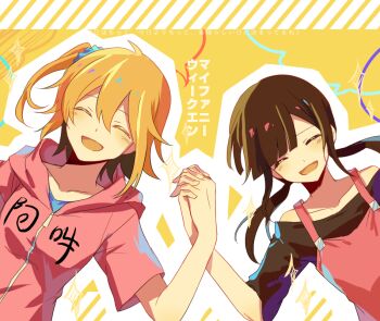 2girls aaniko aqua_scrunchie asahina_hiyori black_hair black_shirt blue_shirt blunt_bangs closed_eyes clothes_writing colored_eyelashes commentary_request diagonal-striped_background dress facing_viewer hair_between_eyes hair_ornament hair_scrunchie holding_hands hood hood_down hooded_jacket interlocked_fingers jacket kagerou_project kisaragi_momo long_hair low_twintails multiple_girls open_mouth orange_background orange_hair pinafore_dress pink_dress pink_jacket scrunchie shirt short_hair short_sleeves side_ponytail sleeveless sleeveless_dress smile striped_background translated twintails two-tone_background upper_body white_background