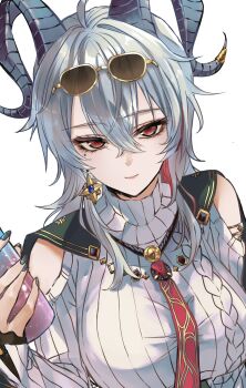 1girl ahoge black_horns black_nails breasts closed_mouth commentary_request curled_horns earrings eyewear_on_head fingernails grey_hair hair_between_eyes highres holding horns jewelry large_breasts long_hair looking_at_viewer mole mole_under_eye multicolored_hair nail_polish necktie official_alternate_costume red_eyes red_necktie simple_background smile solo streaked_hair sunglasses unfinished white_background wuthering_waves yoru_shiki zani_(downtown_repose)_(wuthering_waves) zani_(wuthering_waves)