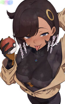 1girl aged_up arm_up black_bodysuit black_gloves black_hair blush bodysuit bodysuit_under_clothes breasts brown_jacket commentary_request covered_armpit covered_collarbone cowboy_shot cowlick dark-skinned_female dark_skin emma_(pokemon) from_above gloves hair_between_eyes hair_ornament highres holding holding_poke_ball jacket large_breasts latex latex_bodysuit long_sleeves looking_at_viewer mega_stone naughty_face nintendo off_shoulder open_mouth orange_gloves poke_ball poke_ball_(basic) pokemon pokemon_legends:_z-a purple_eyes saliva shinonome_fuurin shinonomemayoyo short_hair sidelocks signature simple_background smile solo standing steaming_body swept_bangs tongue tongue_out translation_request two-tone_gloves white_background