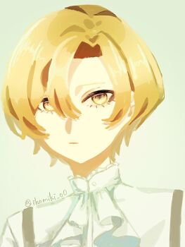 1boy ascot blonde_hair closed_mouth commentary_request ikomiki_o0 limbus_company looking_at_viewer male_focus official_alternate_costume portrait project_moon shirt short_hair simple_background sinclair_(project_moon) solo suspenders upper_body white_ascot white_background white_shirt yellow_eyes