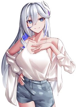 1girl absurdres bare_shoulders blue_eyes blue_hair breasts cleavage collarbone commentary_request denim denim_shorts hair_ornament hand_on_own_chest highres honkai_(series) honkai_impact_3rd jacket korean_commentary large_breasts long_hair looking_at_viewer misteln_schariac multicolored_hair pyeong_il shorts simple_background smile solo tank_top two-tone_hair very_long_hair white_background white_hair white_jacket white_tank_top