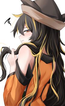 1girl alternate_hair_color black_hair blonde_hair blush brown_hat chinese_commentary closed_mouth commentary_request detached_sleeves hand_in_own_hair hat highres long_hair looking_at_viewer matara_okina mixed-language_commentary multicolored_hair okina's_natural_hair_color orange_eyes orange_tabard simple_background smile solo squiggle tabard touhou two-tone_hair very_long_hair white_background yu_cha