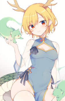 1girl antlers blonde_hair blue_dress blush breasts china_dress chinese_clothes dragon_girl dragon_horns dragon_tail dress green_scales green_tail highres horns kicchou_yachie looking_at_viewer monster_girl otter otter_spirit_(touhou) red_eyes scales short_hair simple_background smile solo tail tama_(soon32281) touhou turtle_shell white_background yellow_horns