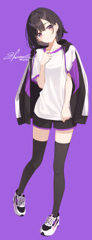 1girl absurdres black_hair black_shorts black_thighhighs collarbone commentary_request full_body head_tilt highres huyunora jacket jacket_on_shoulders looking_at_viewer original purple_background red_eyes shirt shoes short_hair shorts signature simple_background smile solo standing standing_on_one_leg thighhighs twitter_username white_jacket white_shirt white_shoes zettai_ryouiki