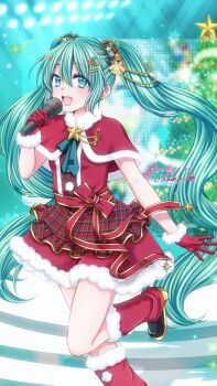 1girl :d aqua_eyes aqua_hair arm_at_side artist_name bell blurry blurry_background blush boots bow capelet chako_(a7b) christmas christmas_ornaments_in_hair christmas_tree commentary_request dated dress foot_out_of_frame fur-trimmed_boots fur-trimmed_capelet fur-trimmed_dress fur-trimmed_gloves fur_trim gloves gold_trim hair_ornament hand_up hatsune_miku highres holding holding_microphone long_hair looking_at_viewer microphone music open_mouth plaid_clothes plaid_skirt red_boots red_bow red_capelet red_dress red_gloves red_ribbon ribbon santa_costume santa_dress sidelocks singing skirt smile solo stage stairs star_(symbol) star_hair_ornament teeth tongue treble_clef twintails upper_teeth_only very_long_hair vocaloid