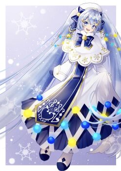1girl aqua_eyes aqua_hair beret blue_bow blue_mittens blue_tabard blush bow braid capelet christmas_lights commentary_request dress fortissimo full_body gold_trim hair_between_eyes hair_ornament hat hatsune_miku highres holding long_hair long_sleeves looking_at_viewer matsuri_(mi93ku_r) mittens musical_note musical_note_hair_ornament official_alternate_costume official_alternate_hairstyle open_mouth pulling_own_clothes skirt_hold smile snowflake_print snowing solo tabard twintails very_long_hair vocaloid white_capelet white_hat yuki_miku yuki_miku_(2021)