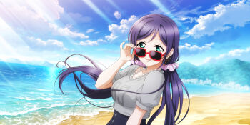 1girl adjusting_eyewear anime_coloring beach bead_necklace beads black_skirt blue_sky blurry blurry_background blush bokeh breasts cloud collarbone day depth_of_field earrings flower_earrings green_eyes grey_shirt hair_ornament hair_scrunchie hand_on_eyewear hand_up highres horizon jewelry large_breasts light_rays long_hair looking_at_viewer looking_over_eyewear love_live! love_live!_school_idol_festival_all_stars love_live!_school_idol_project low_twintails mountain necklace ocean official_art outdoors parted_lips pink_scrunchie print_shirt purple_hair sand scrunchie shirt shore short_sleeves skirt sky smile solo sunbeam sunglasses sunlight t-shirt tareme tojo_nozomi twintails upper_body water