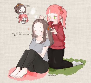 2girls barefoot black_pants blush bow breasts brown_background brown_hair closed_eyes closed_mouth commentary_request doodle_inset forehead green_eyes grey_shirt hair_bow hands_up highres hood hood_down hoodie kneeling large_breasts long_hair long_sleeves looking_at_another multiple_girls multiple_views olto_rondo original pants parted_bangs pink_hair red_bow red_hoodie shirt short_sleeves sitting smile socks translation_request twintails white_socks