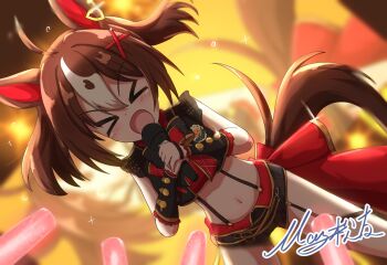 &gt;_&lt; 1girl ahoge animal_ears blurry blurry_background blush closed_eyes collarbone commentary_request dutch_angle gran_alegria_(umamusume) hair_between_eyes hair_ornament highres horse_ears horse_girl horse_tail matty_(matsutomo) microphone midriff music navel signature singing solo stage tail umamusume x_hair_ornament