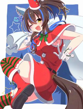 1girl absurdres animal_ears belt blue_hair blush boots breasts brown_hair capelet christmas commentary_request daitaku_helios_(umamusume) dress ear_covers ear_ornament facial_tattoo fang fur-trimmed_capelet fur-trimmed_dress fur_trim gloves green_theme hair_between_eyes highres holding holding_sack horse_ears horse_girl horse_tail looking_at_viewer medium_breasts mismatched_ear_covers multicolored_hair open_mouth red_boots red_capelet red_dress red_thighhighs sack santa_costume santa_dress side_ponytail skin_fang sleeveless sleeveless_dress smile solo standing streaked_hair striped_clothes striped_thighhighs tail tattoo terumasa_(amanoy) thighhighs umamusume w white_gloves yellow_eyes