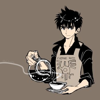 1boy apron barista black_hair black_shirt brown_apron brown_background coffee collared_shirt commentary_request cropped_torso cup d_d_work dragon_quest dragon_quest_i hair_between_eyes hero_(dq1) highres holding holding_coffee_pot holding_cup looking_at_viewer pouring roto&#039;s_emblem shirt short_hair sleeves_rolled_up solo steaming_cup upper_body