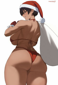 1girl ass bikini black_hair breasts christmas commentary curvy dark-skinned_female dark_skin english_commentary from_behind gloves grin hat highres large_breasts looking_at_viewer looking_back mole mole_under_mouth original red_bikini red_gloves red_hat santa_hat short_hair simple_background smile solo swimsuit thick_thighs thighs tomatoketchup96 white_background