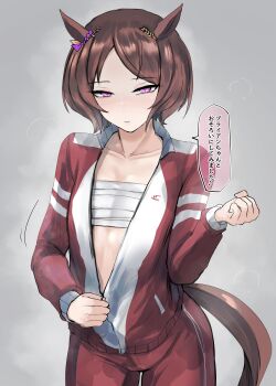 1girl absurdres animal_ears brown_hair chest_sarashi closed_mouth commentary_request flat_chest grey_background highres horse_ears horse_girl horse_tail jacket kanikama25 looking_at_viewer pink_eyes sakura_laurel_(umamusume) sarashi short_hair smile solo speech_bubble tail tracen_training_uniform track_jacket translation_request umamusume