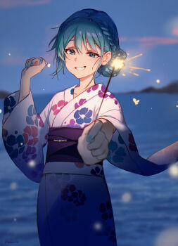 1girl alternate_hairstyle blue_eyes blurry blurry_background blurry_foreground braid commentary_request dusk fireworks grin hair_bun hanamoto410 hand_up hatsune_miku highres holding holding_fireworks japanese_clothes kimono long_sleeves looking_at_viewer nail_polish obi ocean outdoors outstretched_arm sash single_hair_bun sky smile solo sparkler vocaloid water wide_sleeves yukata