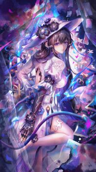 1girl abstract_background absurdres adjusting_footwear arms_behind_back black_flower black_hair blue_fire breasts chinese_commentary claws commentary_request danli_suri demon_girl demon_horns demon_tail dress dress_flower fire flower foot_out_of_frame from_side hat hat_flower high_heels highres honkai:_star_rail honkai_(series) horns large_breasts light_trail long_hair looking_at_viewer mole mole_under_eye multicolored_hair parted_lips purple_eyes purple_hair pyrokinesis shoes smile solo standing standing_on_one_leg strappy_heels tail the_dahlia_(honkai:_star_rail) thigh_strap two-tone_hair very_long_hair white_dress white_hat white_shoes