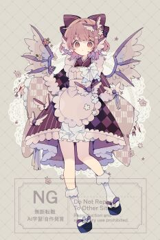 Rule 34 | 1girl, absurdres, animal ears, apron, bird ears, bird girl, bird wings, black sandals, blush, bow, brown bow, brown eyes, brown kimono, checkered clothes, checkered kimono, closed mouth, commentary request, full body, grey background, grid background, hair bow, highres, japanese clothes, kimono, long sleeves, mystia lorelei, nikorashi-ka, okobo, pink hair, platform sandals, sandals, short hair, socks, solo, standing, tabi, touhou, watermark, white apron, white socks, wide sleeves, wings