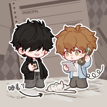 2boys :o arrow_(symbol) black_hair bright_pupils brown_hair cat chibi chinese_commentary chinese_text collared_shirt commentary_request drawstring full_body grey_pants hair_over_eyes holding holding_phone isshiki_totomaru kamonohashi_ron kamonohashi_ron_no_kindan_suiri long_sleeves male_focus multiple_boys nannixiyu open_clothes open_mouth pants phone shirt short_hair smile standing talking_on_phone teeth tied_drawstring upper_teeth_only white_pupils white_shirt