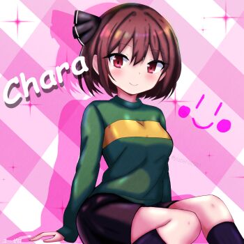 1girl arm_support artist_name black_bow black_shorts black_socks blush bob_cut bow breasts brown_hair c: chara_(undertale) character_name closed_mouth commentary drop_shadow eyelashes feet_out_of_frame genderswap genderswap_(otf) green_sweater hair_between_eyes hair_bow knees_together_feet_apart looking_at_viewer medium_breasts pink_background plaid_background red_eyes short_hair shorts single_horizontal_stripe sitting smile smiley_face socks solo sparkle sweater twitter_username two-tone_background two-tone_sweater undertale utdr_(toby_fox) white_background yellow_sweater yuzero2001