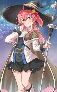 1girl absurdres ahoge alternate_costume bell black_hat black_skirt blush brown_cape cape cosplay green_eyes hair_bell hair_ornament hat highres holding holding_staff hololive looking_at_viewer mushoku_tensei night night_sky one_side_up pink_hair qussie roxy_migurdia roxy_migurdia_(cosplay) sakura_miko shirt skirt sky smile solo staff virtual_youtuber white_shirt witch_hat x_hair_ornament
