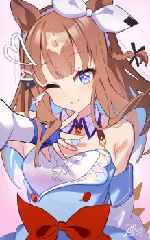 1girl ;) absurdres almond_eye_(umamusume) animal_ears bare_shoulders blue_eyes blue_gloves blue_hair breasts brown_hair colored_inner_hair fingerless_gloves gloves hair_ornament hairclip heart highres horse_ears horse_girl long_hair looking_at_viewer multicolored_hair one_eye_closed pink_background reversi_(reversi_ppp) signature simple_background smile solo symbol-shaped_pupils umamusume x-shaped_pupils